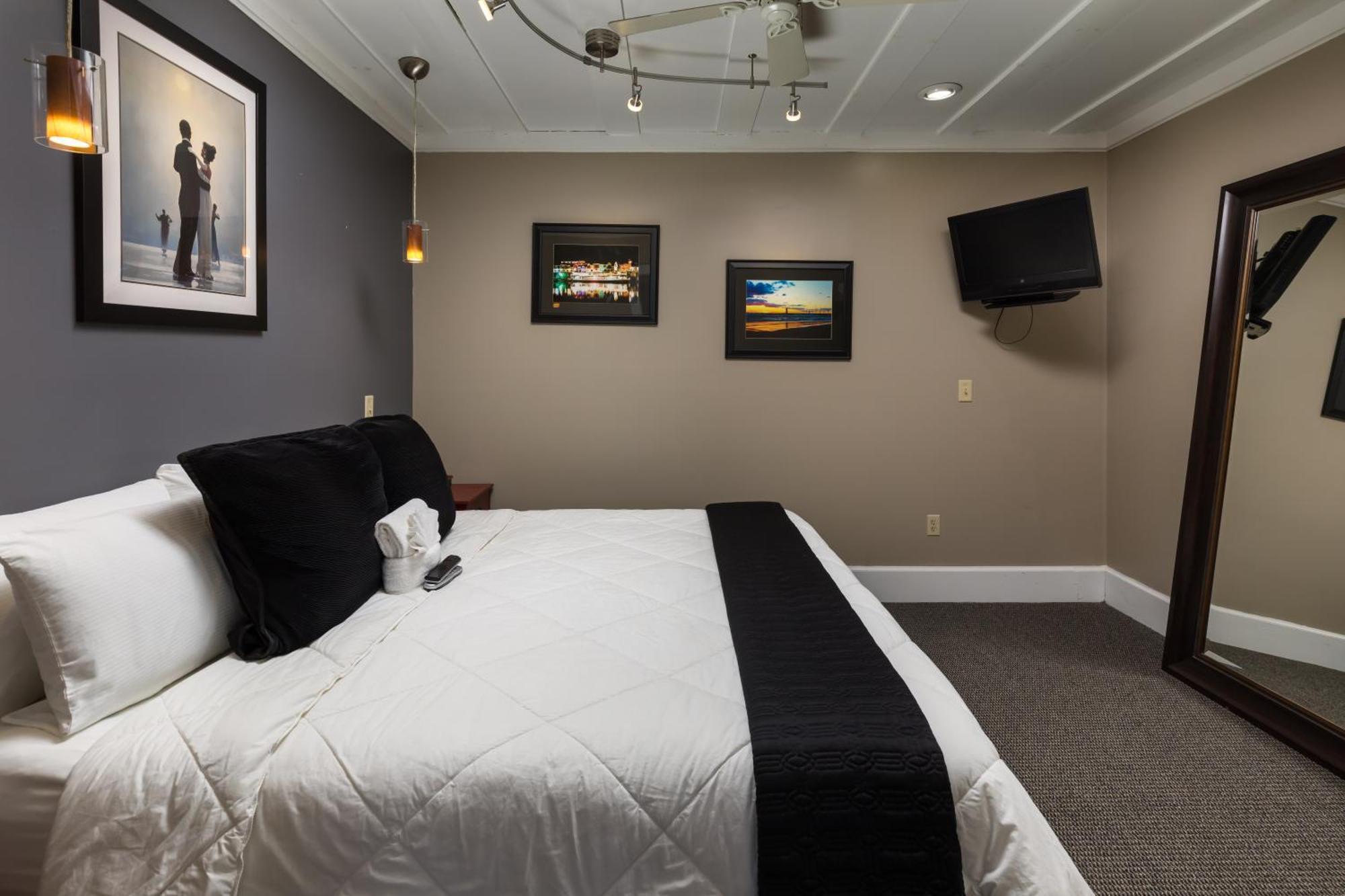 Old Harbor Inn South Haven Room photo