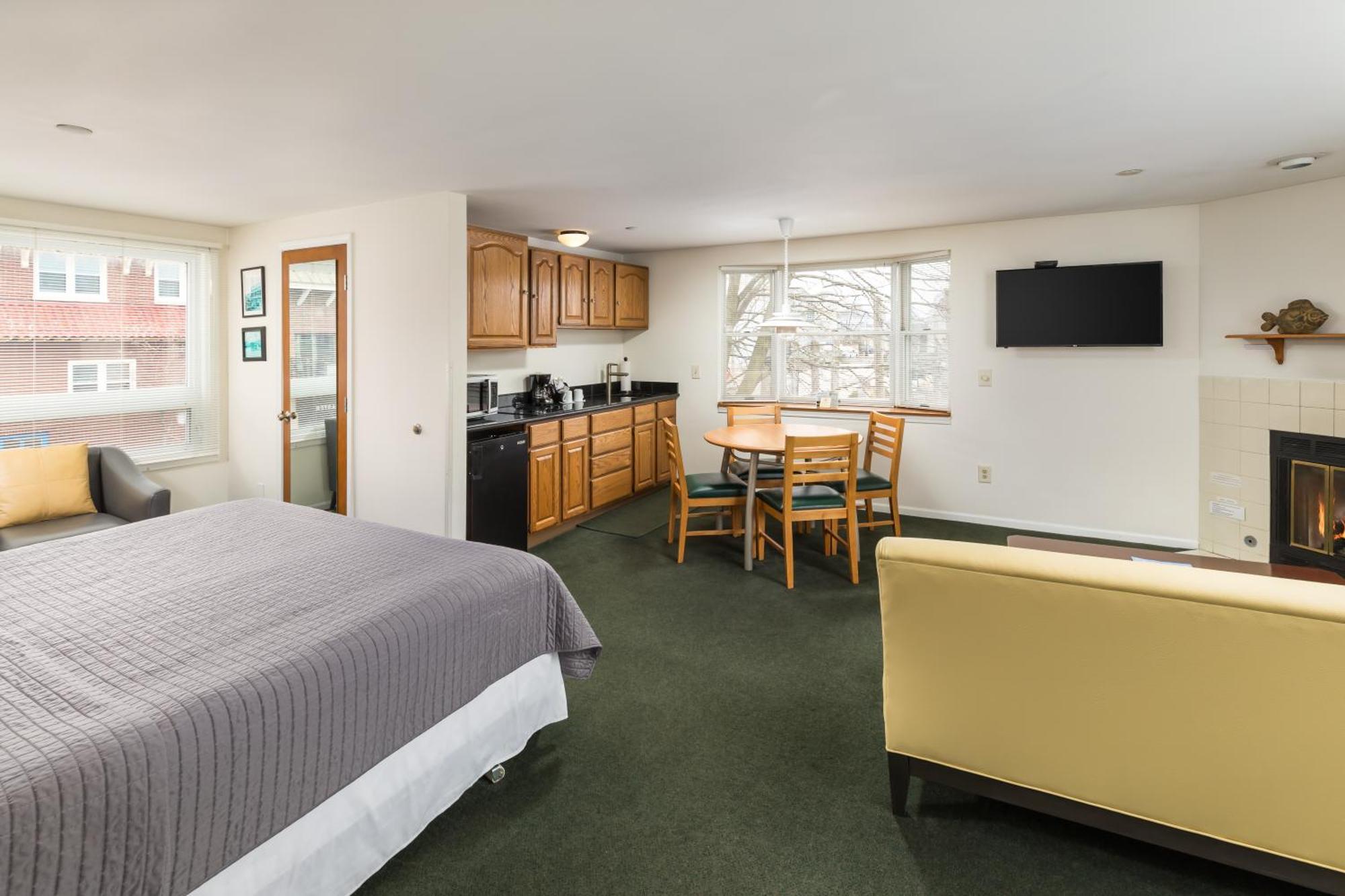 Old Harbor Inn South Haven Room photo
